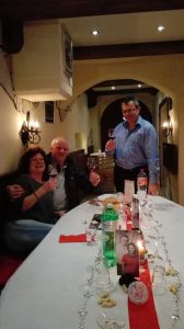 Mit treuen Kunden beim Schwatz