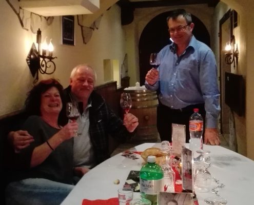 Mit treuen Kunden beim Schwatz